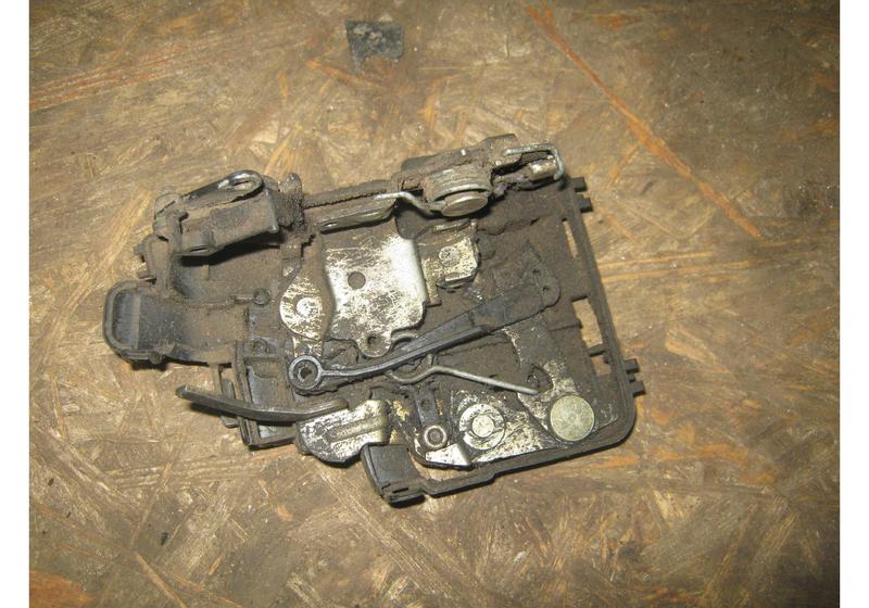 Замок двери задней правой Volkswagen Vento 