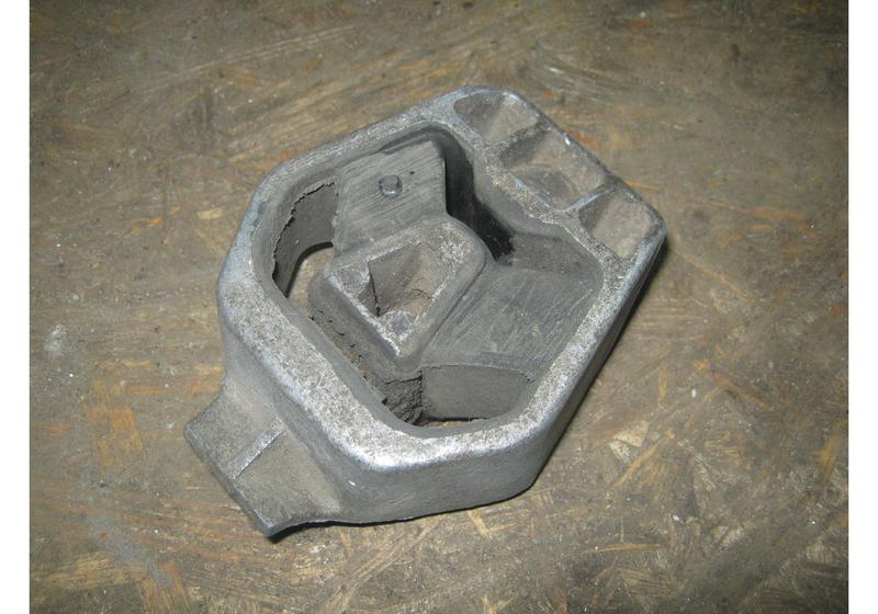 Опора КПП Audi 100 C4