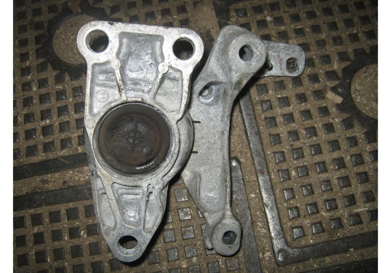 Опора двигателя Renault Scenic 3