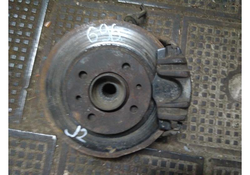 Кулак передний правый Volkswagen Jetta 2