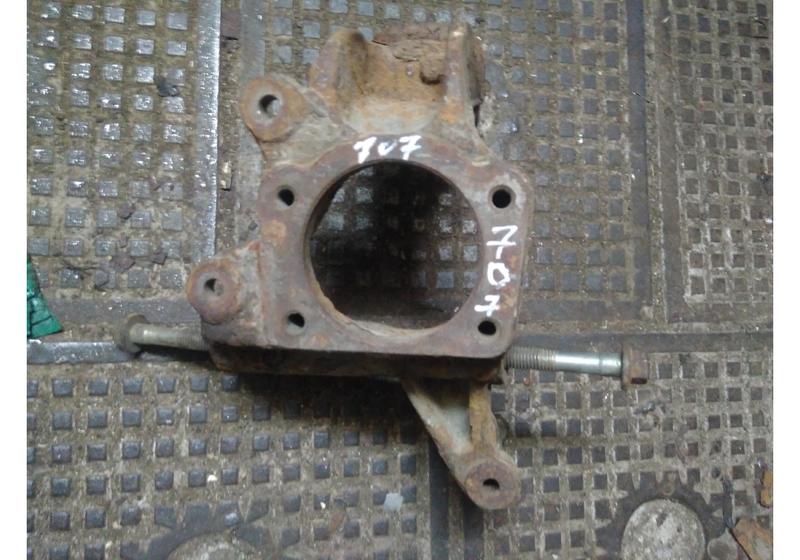 Кулак задний правый Ford Mondeo 3